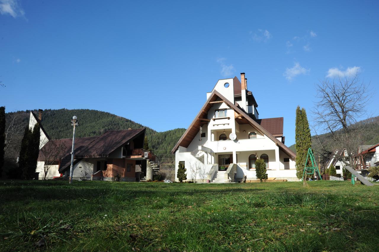 PangaraciorCastelul De Smarald住宿加早餐旅馆 外观 照片