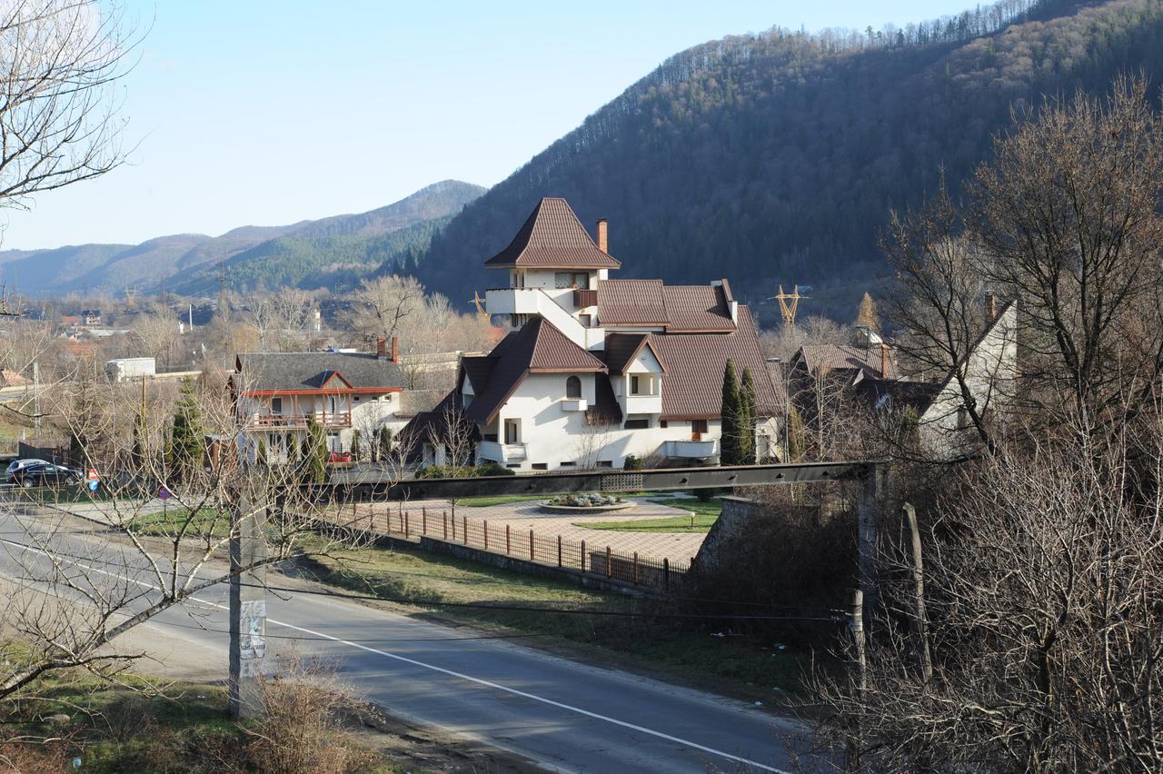 PangaraciorCastelul De Smarald住宿加早餐旅馆 外观 照片